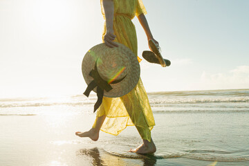 海辺を歩く女性 © One