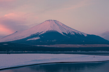 山中湖からの富士山の夜明け