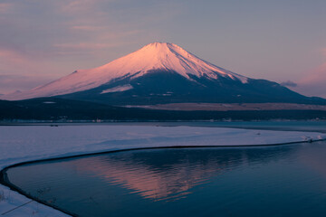 Fototapeta na wymiar 朝日を浴びる山中湖からの富士山