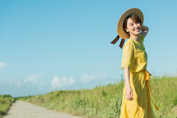 Obraz na płótnie Canvas 田舎道を歩く女性