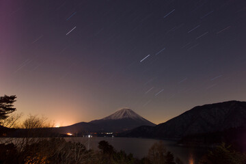 夕暮れの本栖湖からの富士山