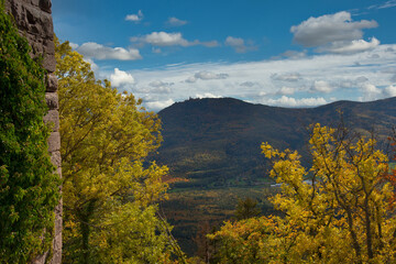 Blick in die herbstlichen Vogesen vom chateau Frankenbourg