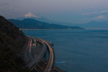 夕日を浴びるさった峠からの富士山