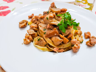 Tagliatelle fatte a mano con funghi porcini e prezzemolo