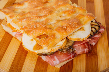 Focaccia ligure ripiena di speck, provola affumicata e melanzane grigliate