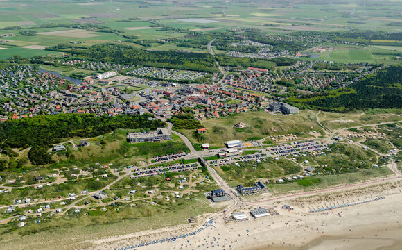 Luftbild vom Strand und Stand von De Koog auf Texel, Niederlande