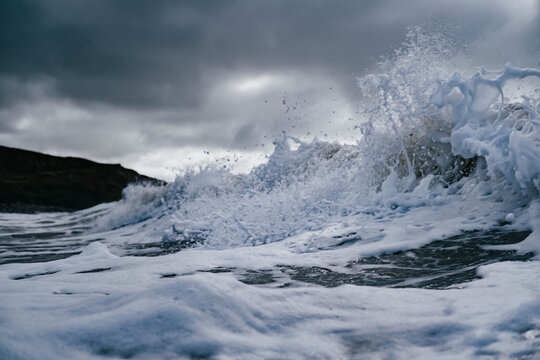 wave crashing © Reuben