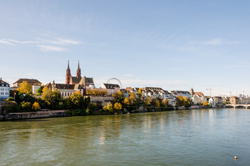 Naklejka premium Basel, Münster, Rhein, Pfalz, Altstadt, Fähre, Martinskirche, Rheinsprung, Rheinbrücke, Grossbasel, Kirche, Altstadthäuser, Herbst, Herbstmesse, Riesenrad, Basel-Stadt, Schweiz