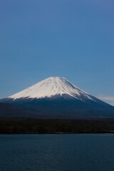 Fototapeta na wymiar 本栖湖から見る富士山