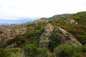 Fototapeta na wymiar Schöne Berglandschaft in der Wüste des Agriates mit dramatischem Himmel, nähe Saint Florent Korsika