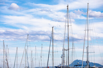 Fototapeta na wymiar Barcos en el puerto durante el día