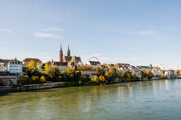 Fototapeta premium Basel, Münster, Altstadt, Pfalz, Rhein, Fähre, Martinskirche, Rheinsprung, Rheinbrücke, Grossbasel, Kirche, Altstadthäuser, Herbst, Herbstmesse, Basel-Stadt, Schweiz