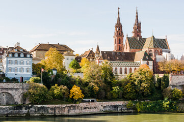 Naklejka premium Basel, Münster, Altstadt, Pfalz, Rhein, Grossbasel, Kirche, Altstadthäuser, Herbst, Herbstlaub, Basel-Stadt, Rheinufer, Schifffahrt, Schweiz