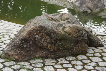 Großer gekerbter Stein