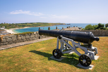 Cannon on the front lawn of Hugh House looking over the anchorage of Porthcressa: Hugh Town, Isles of Scilly, England, UK