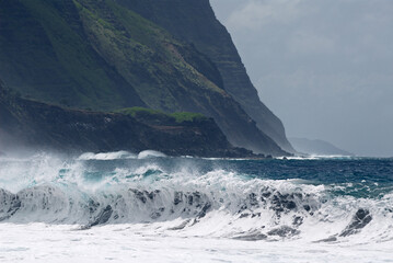 Fototapeta premium Foamy waves breaking on Kalaupapa leper colony beach on Molokai