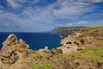 Fototapeta na wymiar Rock formations on the edge of sea cliffs on north Molokai shore
