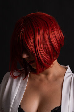 modelo pelirroja cabizbaja