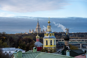 Fototapeta premium autumn cityscape at sunrise sunday
