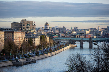Obraz premium autumn cityscape at sunrise sunday