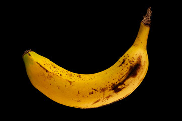 Pl&aacute;tano sobre fondo negro.