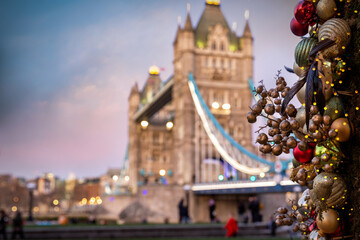 London zur Weihnachtszeit mit einem geschmüclten Weihnachtsbaum vor der berühmten Tower Brücke bei Dämmerung, Großbritannien