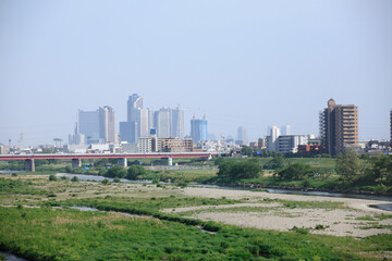 Fototapeta premium 多摩川河川敷と武蔵小杉のマンション群