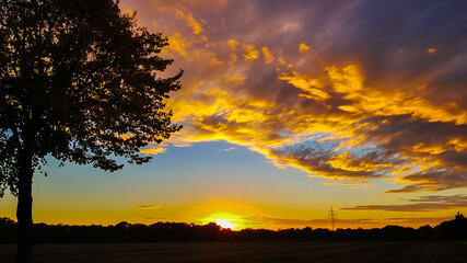 Obraz premium Wolkenschauspiel der Sonne