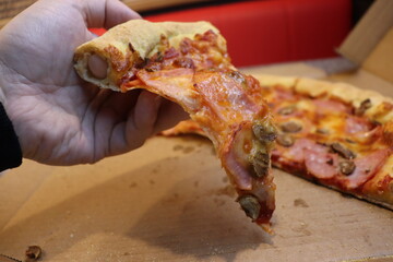 qiuck pizza snack at dinner time