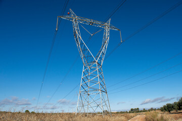 Torres metálicas de alta tensión eléctrica