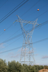 Torres metálicas de alta tensión eléctrica