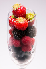 グラスの中の様々なベリー