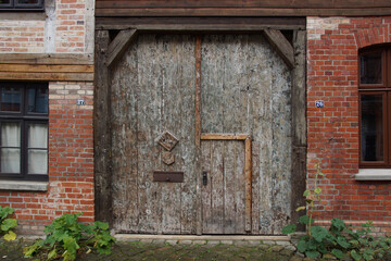 Altes Holztor mit Tür