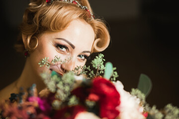Naklejka premium Beautiful bride wearing fashion wedding dress with feathers with luxury delight make-up and hairstyle, studio indoor photo shoot