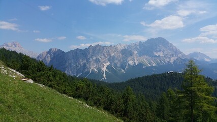 Fototapeta na wymiar Dolomity Góry Niebo Zieleń