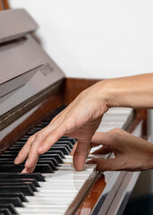 hands of a piano player