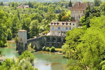 Le Gave d’Oloron et le pont de la légende vus depuis les remparts de Sauveterre-de-Béarn