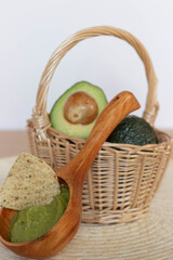 cesta de aguacates y guacamole con nachos