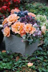 Liebevoller Grabschmuck mit Blumen auf dem Friedhof