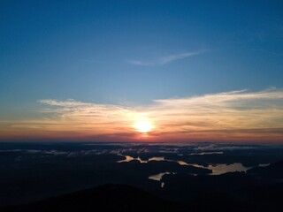 Obraz premium Sunrise over a lake in the mountains