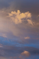 Obraz premium evening blue sky with clouds beautifully illuminated by the sun as a natural background