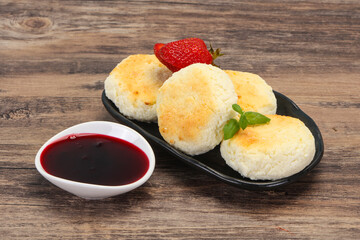 Curd pancakes with jam and stravberry