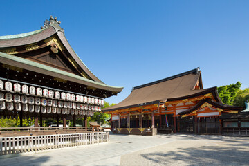 Fototapeta premium 八坂神社の舞殿と本殿