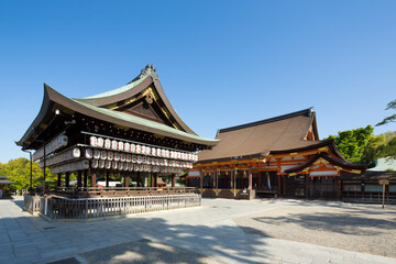 Fototapeta premium 八坂神社の舞殿と本殿