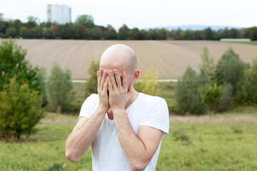 mann hält sich hände vor gesicht emotional enttäuscht traurig fassungslos fehler irrtum emotion...