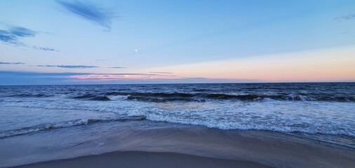 Obraz premium City Beach, Rockaway beach, quiet and empty ocean with a peaceful glow in the background. New York