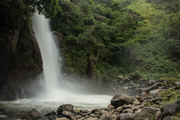 cascada selvática con piedras y rió