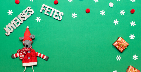 Décorations de fêtes de Noël sur fond vert avec emplacement pour un texte.