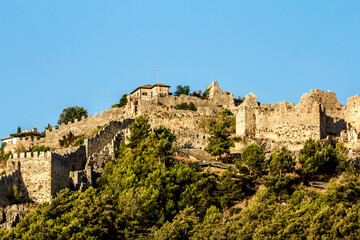 Fototapeta na wymiar View of the walls of the ancient fortress and the tower in Alanya in Turkey