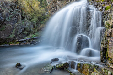 Fototapeta premium Beautiful shot of Kamischlinskiy waterfall in Altai mountains in Siberia, Russia. Smooth, silky water. Long exposure